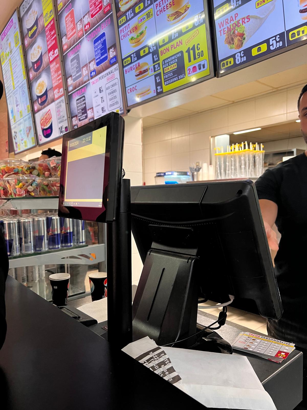Client commandant dans un restaurant Fast-Food – illustration pack Fast-Food